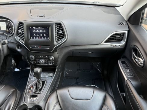 Used 2019 Jeep Cherokee Latitude Plus w/ Comfort/Convenience Group image 22