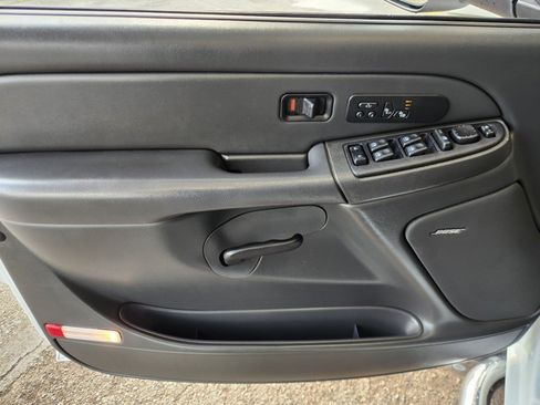 Used 2006 Chevrolet Silverado 3500 LT w/ Heavy-Duty Power Package AWD/4WD image 11