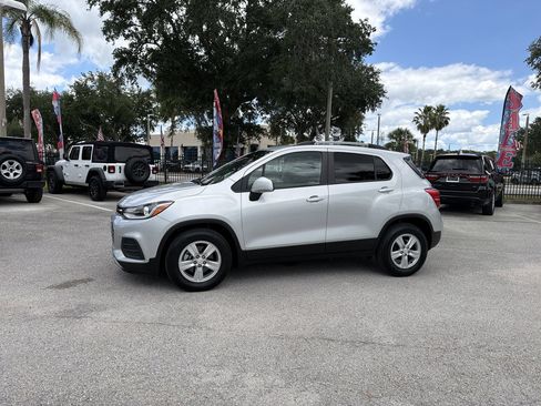 Used 2022 Chevrolet Trax LT w/ LT Convenience Package FWD image 1