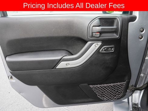 Used 2017 Jeep Wrangler Unlimited Sahara w/ Connectivity Group AWD/4WD image 12