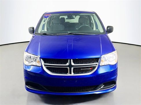 Used 2019 Dodge Grand Caravan SE w/ UConnect Hands-Free Group image 2