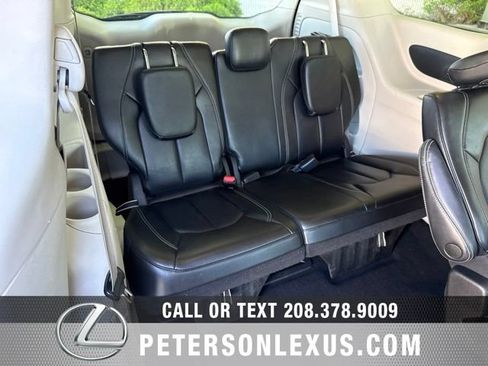 Used 2023 Chrysler Pacifica Touring-L FWD image 18
