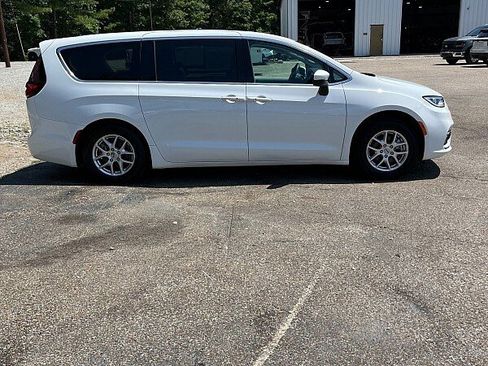Used 2023 Chrysler Pacifica Touring-L FWD image 7