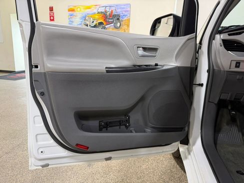 Used 2015 Toyota Sienna LE AWD/4WD image 26