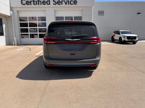 Used 2023 Chrysler Pacifica Touring-L image 4