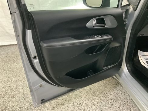 Used 2023 Chrysler Pacifica Touring image 15