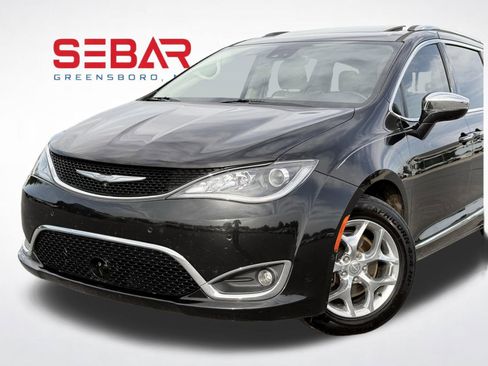 Used 2017 Chrysler Pacifica Limited FWD image 2