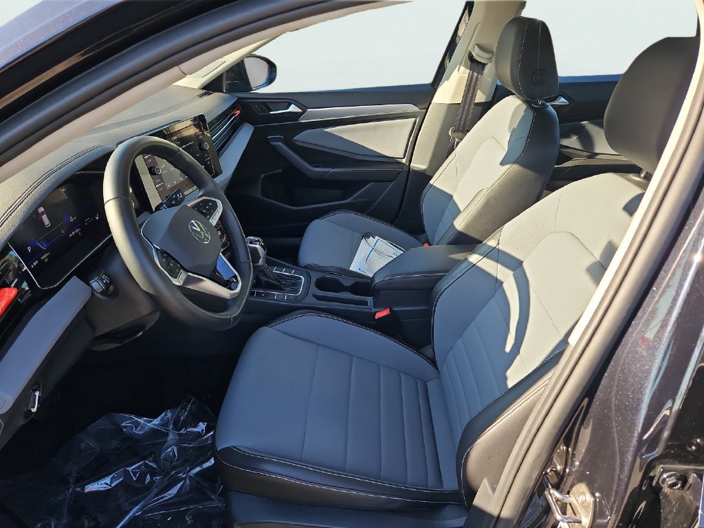 Certified 2025 Volkswagen Jetta SE w/ Sunroof Package FWD image 30
