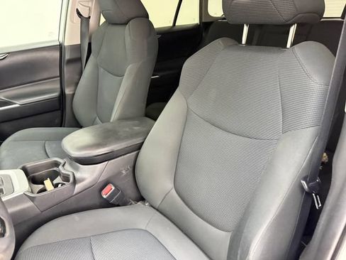 Used 2021 Toyota RAV4 LE FWD image 13