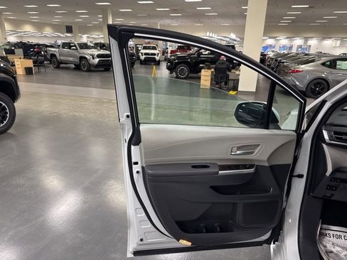 Used 2024 Toyota Sienna XLE image 22