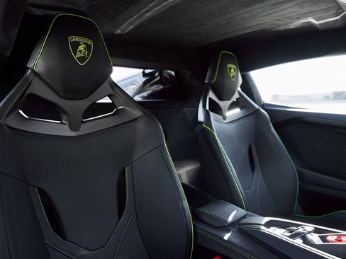 Used 2025 Lamborghini Revuelto image 46