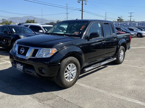 Used 2018 Nissan Frontier SV image 2