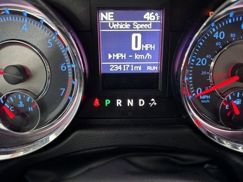 Used 2013 Chrysler Town & Country Touring image 33