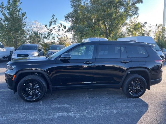 Used 2025 Jeep Grand Cherokee L Altitude AWD/4WD image 2