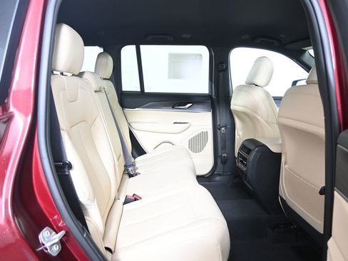 Used 2023 Jeep Grand Cherokee Limited image 15