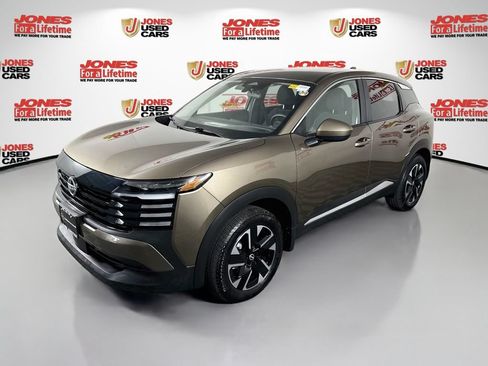 Used 2025 Nissan Kicks SV AWD/4WD image 12