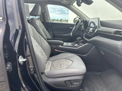 Used 2023 Toyota Highlander Bronze Edition AWD/4WD image 31