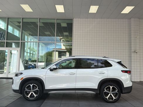 Certified 2025 Volkswagen Tiguan SE w/ Panoramic Sunroof Package image 2