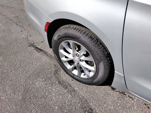 New 2026 Chrysler Pacifica Select AWD/4WD image 18