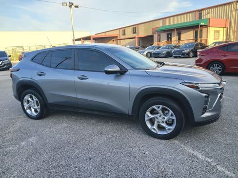 Used 2025 Chevrolet Trax LS w/ LS Convenience Package FWD image 3