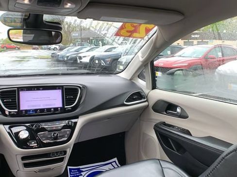 Used 2023 Chrysler Pacifica Touring-L FWD image 20