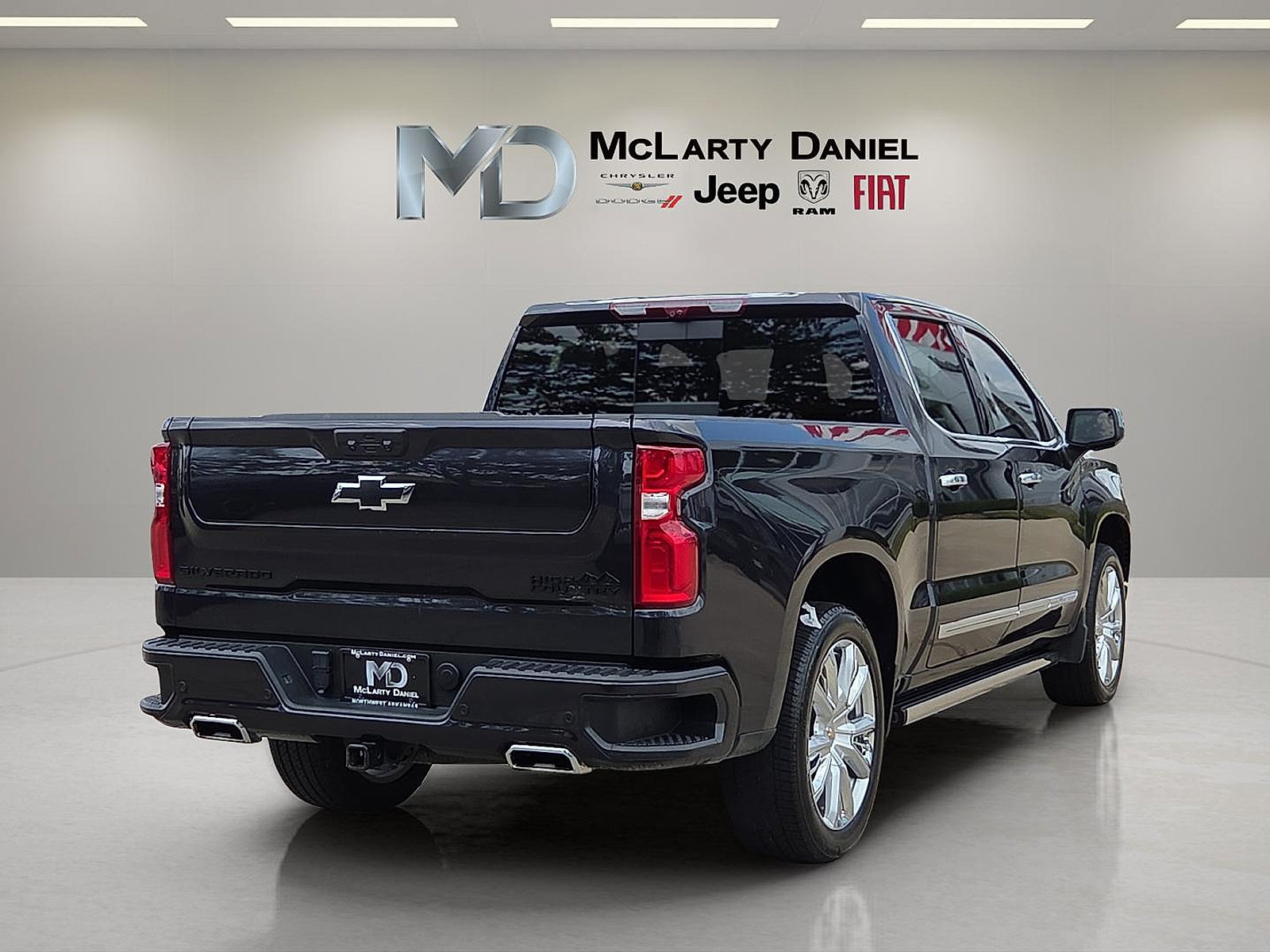 Used 2024 Chevrolet Silverado 1500 High Country w/ High Country Premium Package AWD/4WD image 5