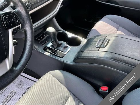 Used 2019 Toyota Highlander LE AWD/4WD image 10
