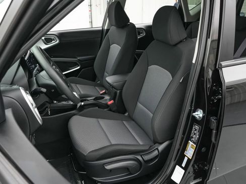 Used 2025 Kia Soul LX FWD image 12