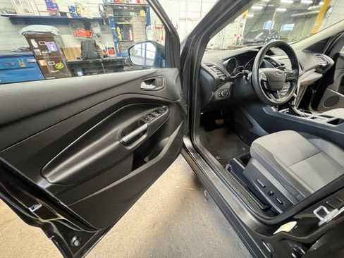 Used 2017 Ford Escape SE AWD/4WD image 9