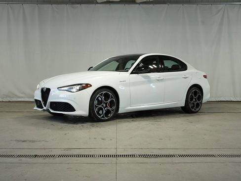 Used 2022 Alfa Romeo Giulia Veloce image 1