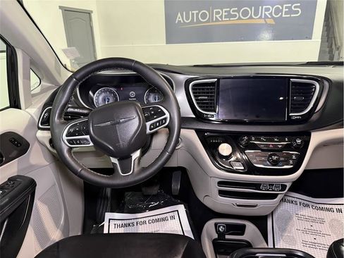 Used 2023 Chrysler Pacifica Touring-L image 17