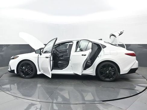 New 2026 Toyota Camry Hybrid FWD image 32
