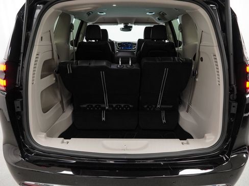 Certified 2024 Chrysler Pacifica Touring-L FWD image 44
