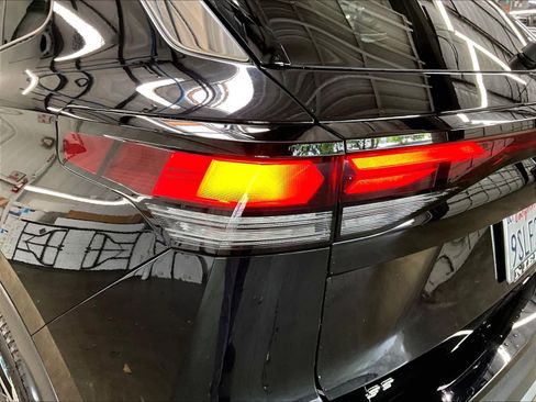 Used 2025 Volkswagen Tiguan SE w/ Panoramic Sunroof Package image 32