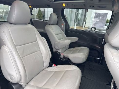 Used 2017 Toyota Sienna Limited Premium AWD/4WD image 32