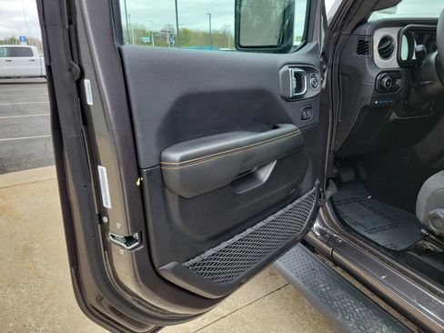 Used 2025 Jeep Wrangler Unlimited Sahara AWD/4WD image 6