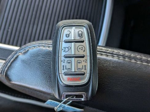 Used 2023 Chrysler Pacifica Limited image 33