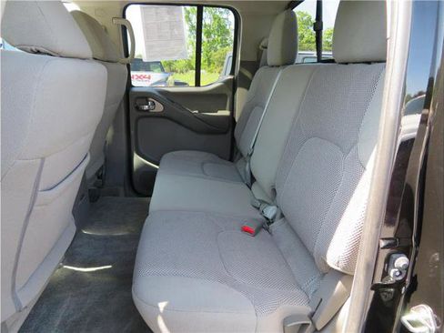 Used 2018 Nissan Frontier SV image 6