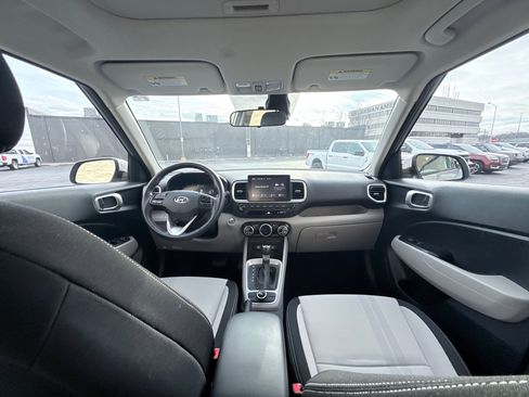 Used 2024 Hyundai Venue SEL image 13