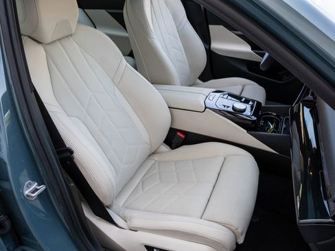 Used 2025 BMW 530i xDrive w/ Premium Package AWD/4WD image 26