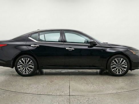 Used 2025 Nissan Altima 2.5 SV image 11
