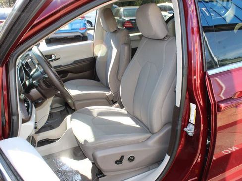 Used 2021 Chrysler Voyager LX image 12