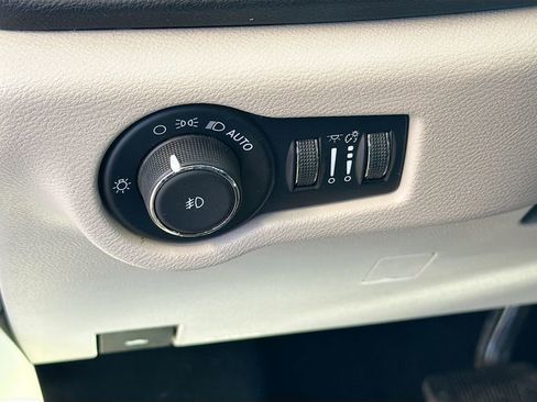 Used 2023 Chrysler Pacifica Touring-L image 12