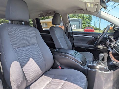 Used 2018 Toyota Highlander LE FWD image 40