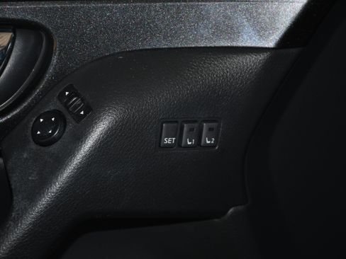 Used 2018 Nissan Rogue SV w/ Premium Package image 11