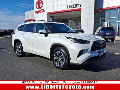 Used 2023 Toyota Highlander XLE image 1