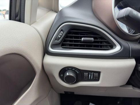 Used 2023 Chrysler Voyager LX FWD image 18