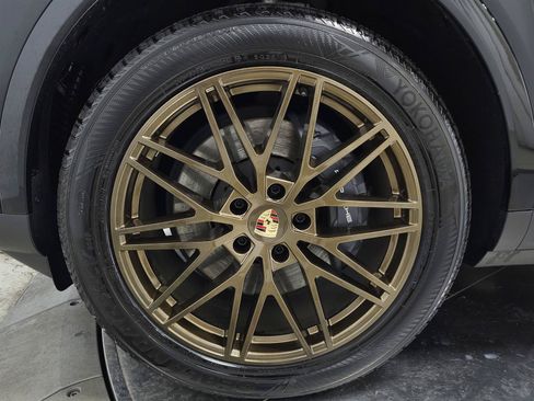 Used 2024 Porsche Cayenne AWD/4WD image 11