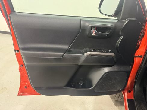 Used 2016 Toyota Tacoma TRD Sport AWD/4WD image 17