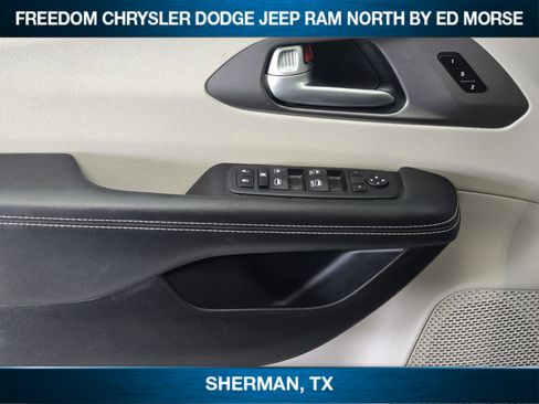 Used 2024 Chrysler Pacifica Touring-L image 17